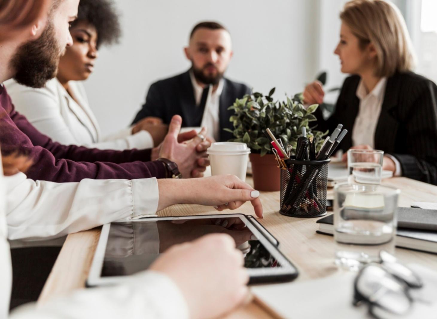 Participant satisfait consultant ses progrès financiers sur son ordinateur