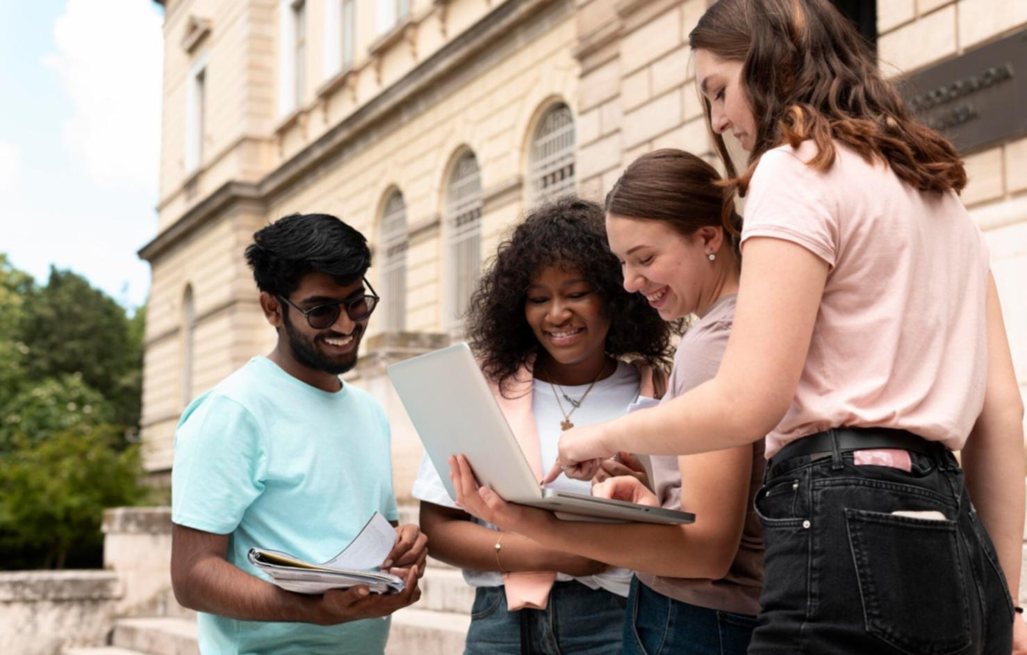 Environnement de travail organisé avec des outils de planification financière