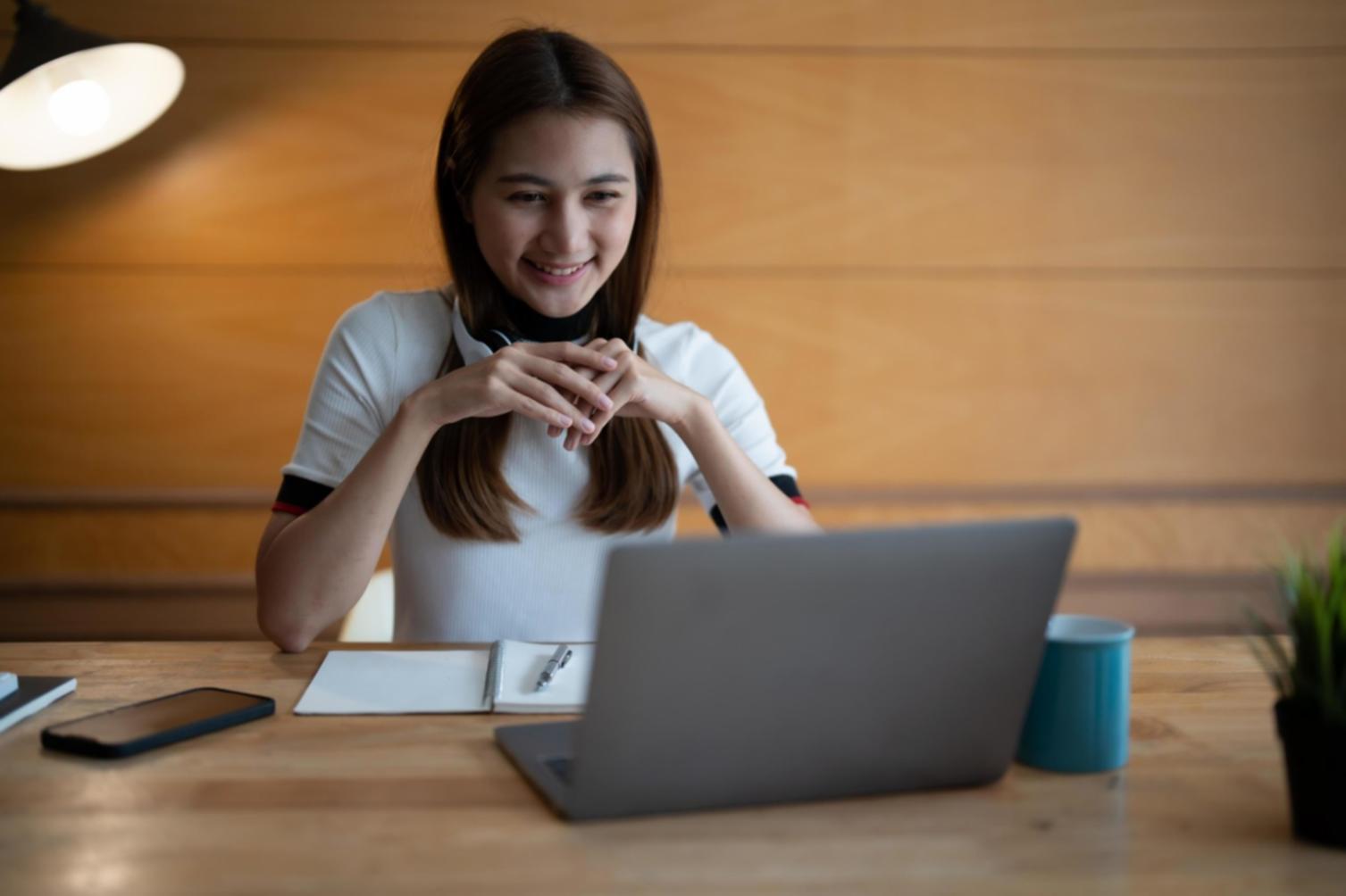 Personne travaillant sereinement sur ses finances personnelles avec des documents et une calculatrice